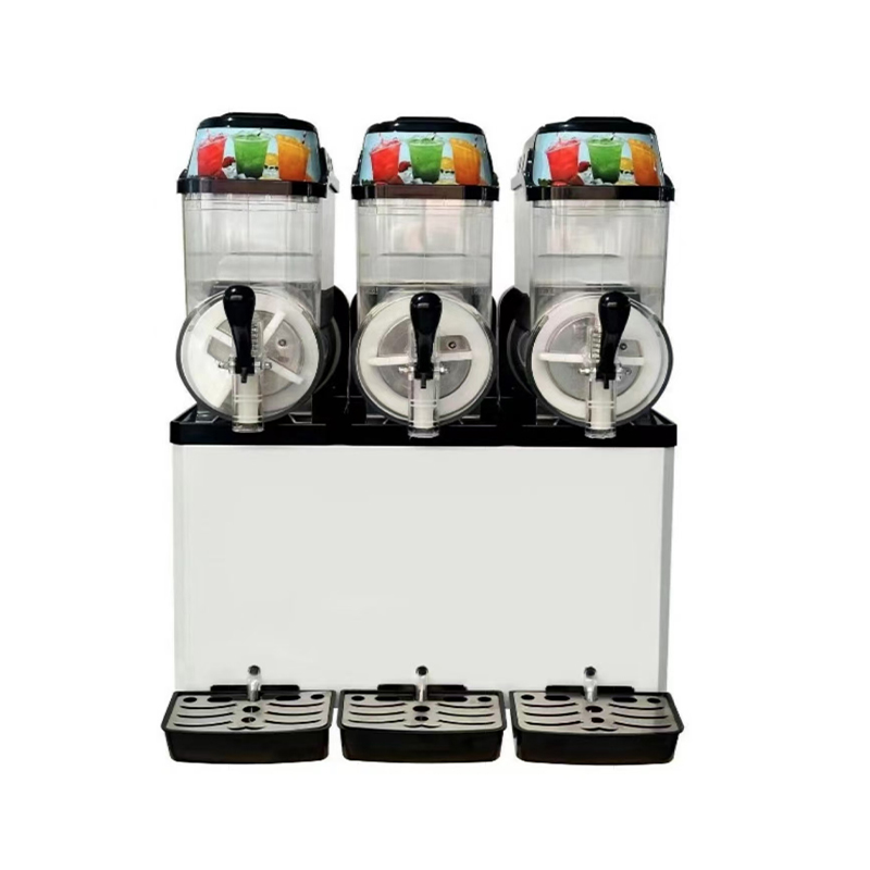 How does the 3-tank independent operation of a commercial slushy machine significantly improve serving speed during peak hours?